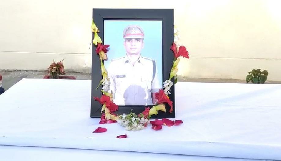 ड्यूटी के दौरान दुर्घटना में हुई धरमपुर थाना प्रभारी एमडी शाहिद की मौत, पुलिस अधीक्षक पन्ना सहित पुलिस जवानों ने दी श्रद्धांजलि | New India Times