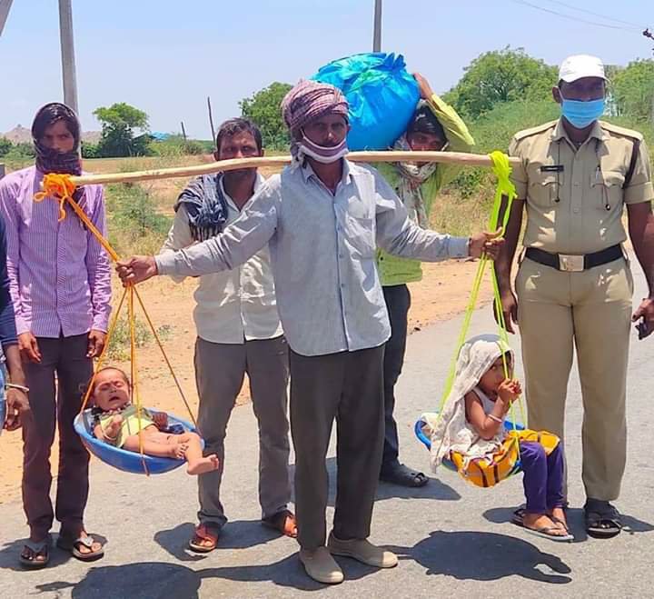 मजदूर की मजबूरी का यह आलम रहा कि अपने मासूम बच्चों को तराजू में बिठा कर निकल पड़ा अपने घर की ओर | New India Times