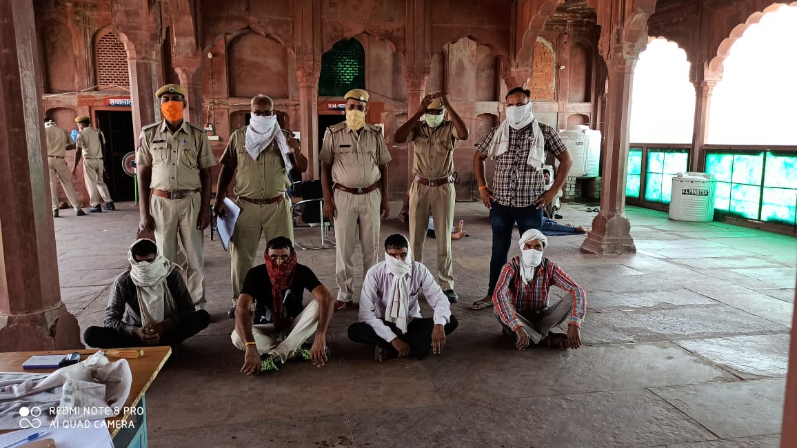 कुख्यात इनामी डकैत केशव गुर्जर को हथियार व राशन सामग्री सप्लाई करने वाले उसके 4 साथियों को किया धौलपुर पुलिस ने किया गिरफ्तार | New India Times