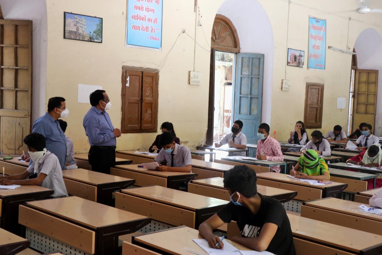 बोर्ड परीक्षा प्रारम्भ होने पर कलेक्टर ने किया परीक्षा केन्द्रों का औचक निरीक्षण | New India Times