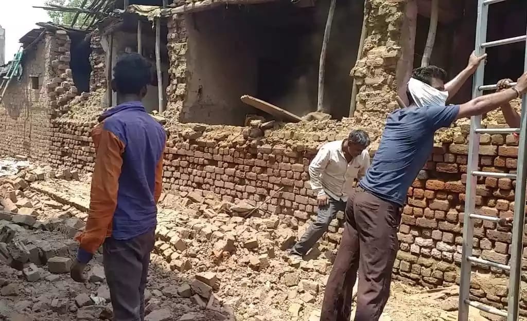 आंधी तूफान ओर तेज वर्षा के कारण गिरी घर की दीवार, परिवार हुआ बेघर | New India Times