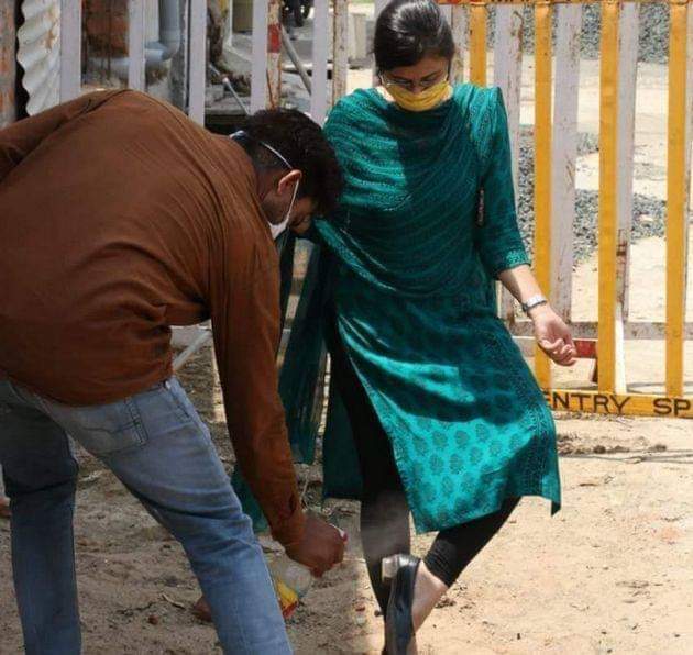 महिला नायब तहसीलदार ने ड्राईवर से अपनी जूतियां कराईप्र से फोटो वायलर होते ही हुईं ट्रोल | New India Times