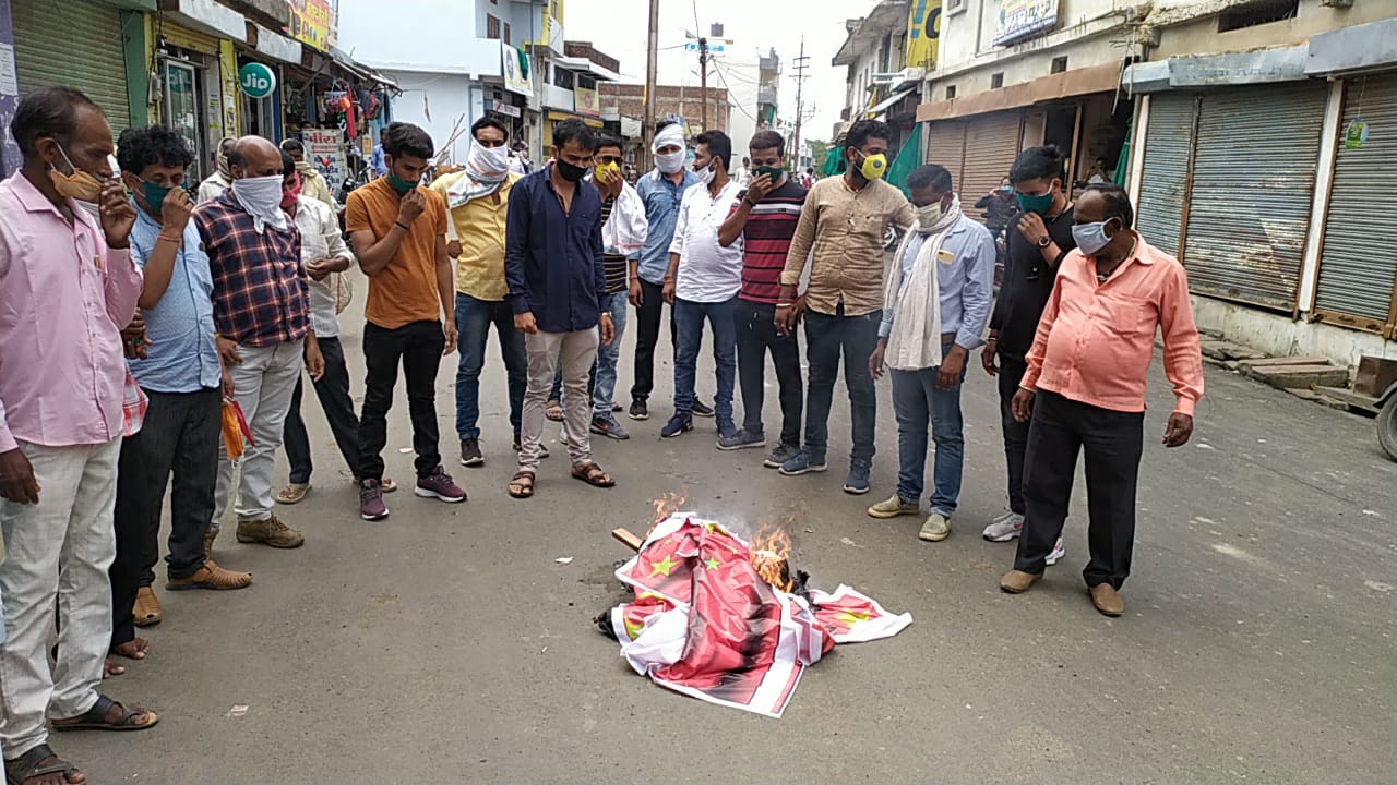 चीनी सेना की घुसपैठ के विरोध में चीन के राष्ट्रीपति का पुतला दहन, शहीद भरतीय सैनिकों को दी गई श्रद्धांजलि | New India Times