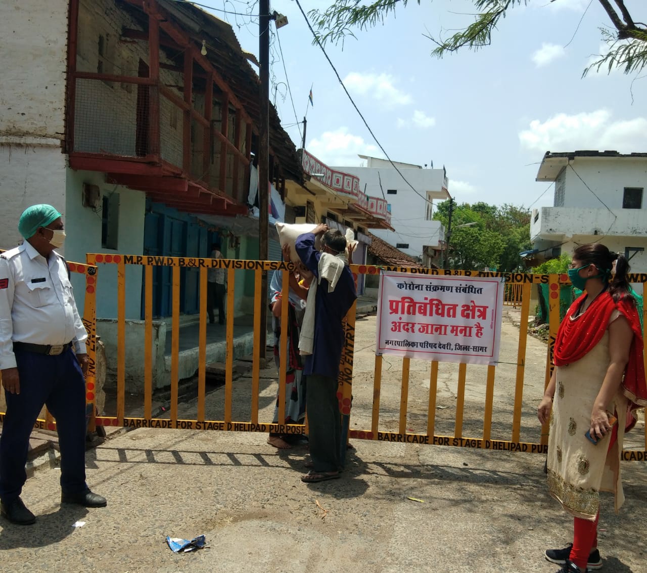 कंटेन्मेंट क्षेत्र में राशन एवं सब्जी जैसी आवश्यक वस्तुओं को कराया जा रहा है उपलब्ध, फीवर क्लीनिक के माध्यम से किया जा रहा है स्वास्थ्य परीक्षण | New India Times