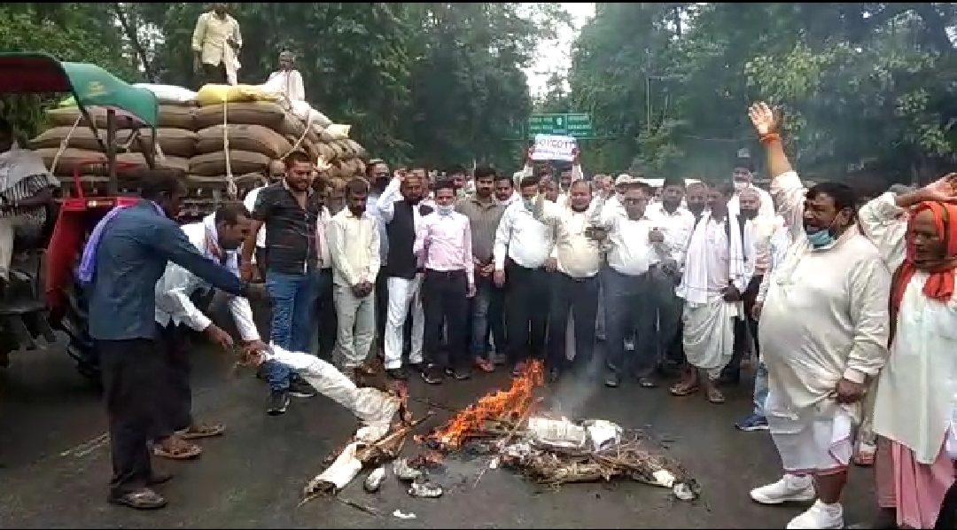 बहराइच बार एसोसिएशन के वकीलों ने चीनी राष्ट्रपति शी जिनपिंग का पुतला फूंक कर किया जोरदार प्रदर्शन | New India Times