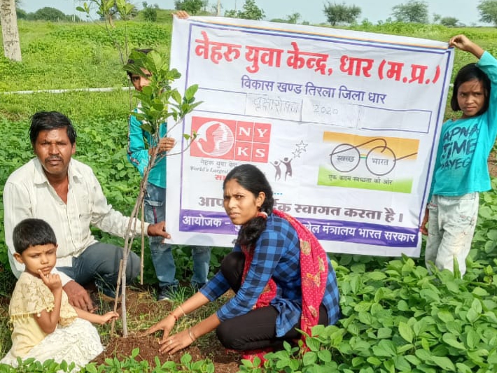 स्वच्छ भारत हरा भरा गांव के संकल्प को लेकर ब्लॉक तिरला मेंं नेहरू युवा केन्द्र धार द्वारा किया गया पौधारोपण | New India Times