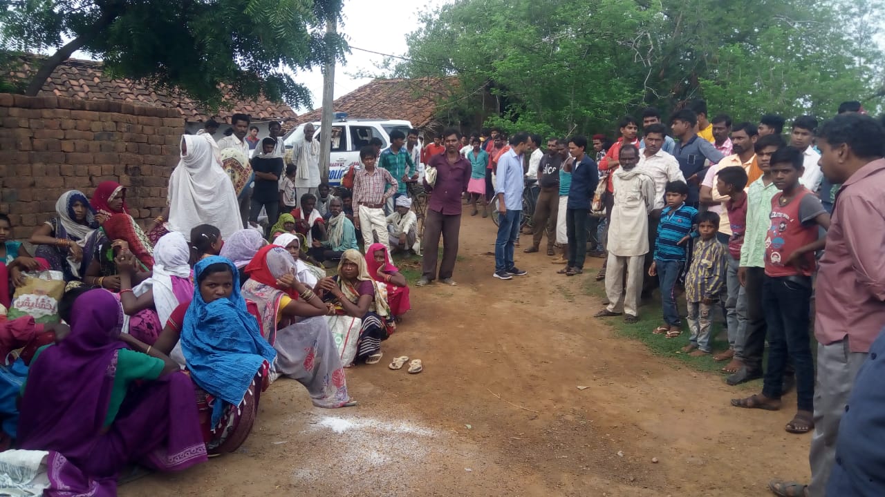 राशन वितरण में गड़बड़ी से आक्रोशित ग्रामीणों ने सेल्समेन को घेरा, एसडीएम एवं प्रशासन ने समझाइश देकर कराया मामला शांत | New India Times