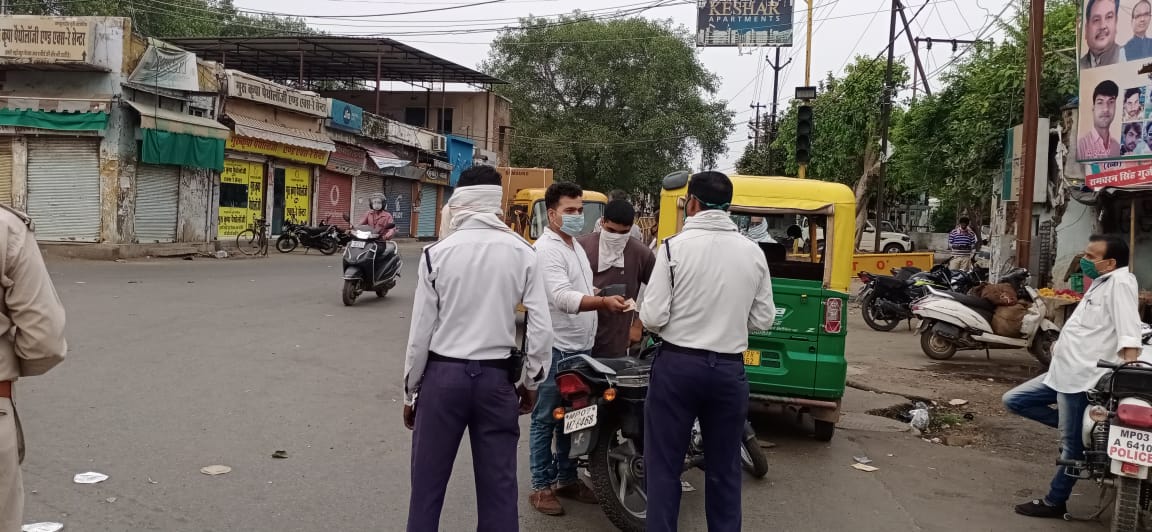 बारादरी चौराहे पर पुलिस ने दिखाई लॉकडाउन में सतर्कता | New India Times