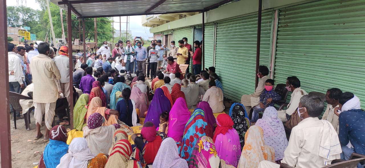 समनापुर साहजू राशन दुकान विक्रेता को हटाने की मांग को लेकर ग्रामीणों ने रैली निकाल व ज्ञापन सौंप एसडीएम व विधायक हर्ष यादव से की मांग | New India Times