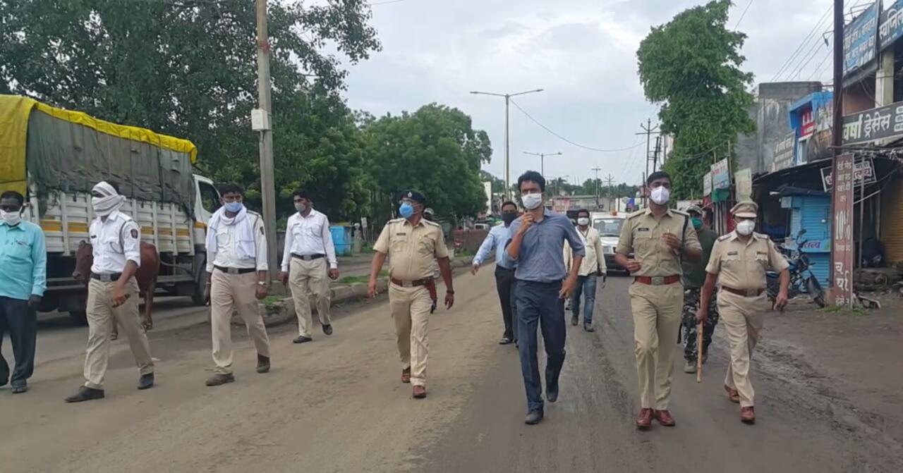 कोरोना संक्रमण के बढ़ते मामलों के बीच आज समय से बंद रहा उमरखेड़, उपविभागाय पुलिस अधिकारी ने अन्य अधिकारियों के साथ मिलकर लिया शहर का जायजा | New India Times