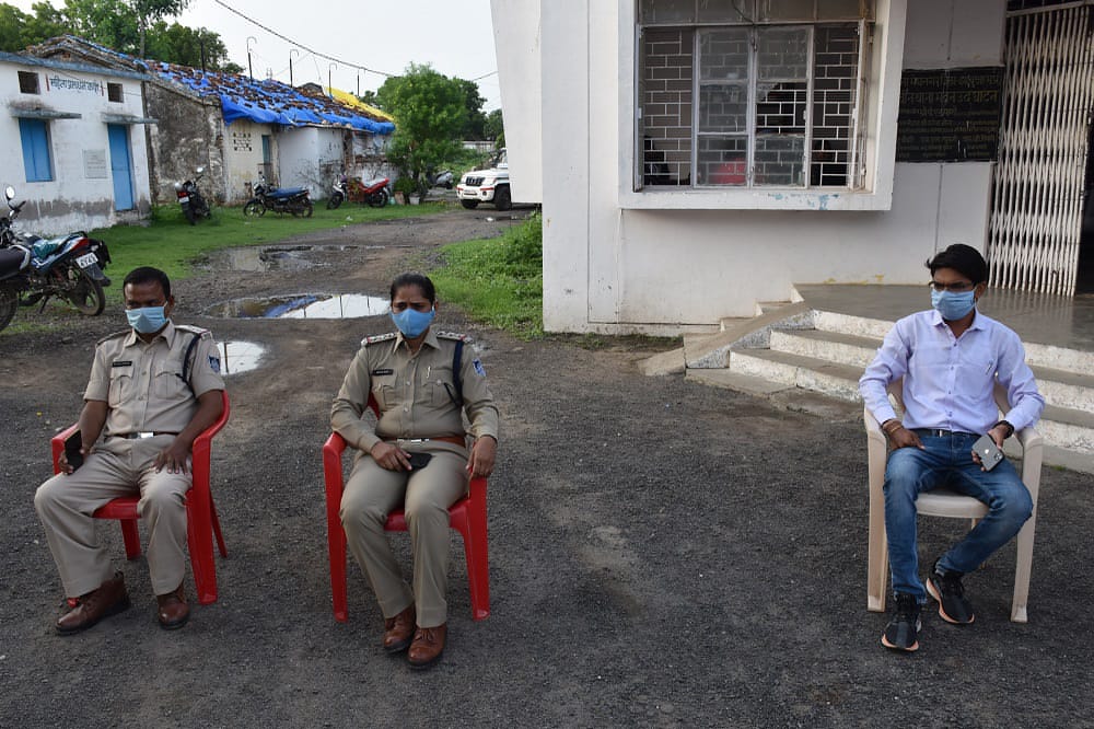 आगामी त्योहारों को लेकर मेघनगर थाना परिसर में शांति समिति की बैठक संपन्न | New India Times