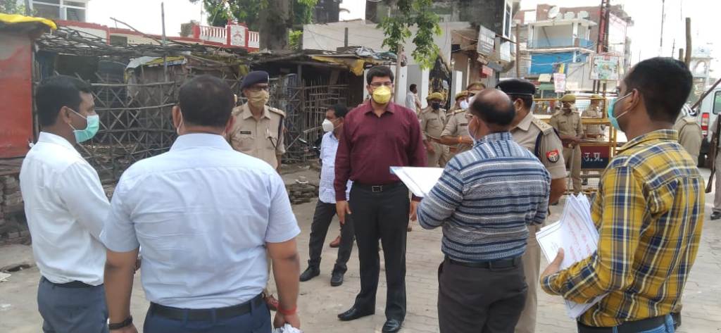 बहराइच कलेक्टर व पुलिस अधीक्षक ने नगर क्षेत्र के कन्टेनमेन्ट ज़ोन का किया निरीक्षण | New India Times
