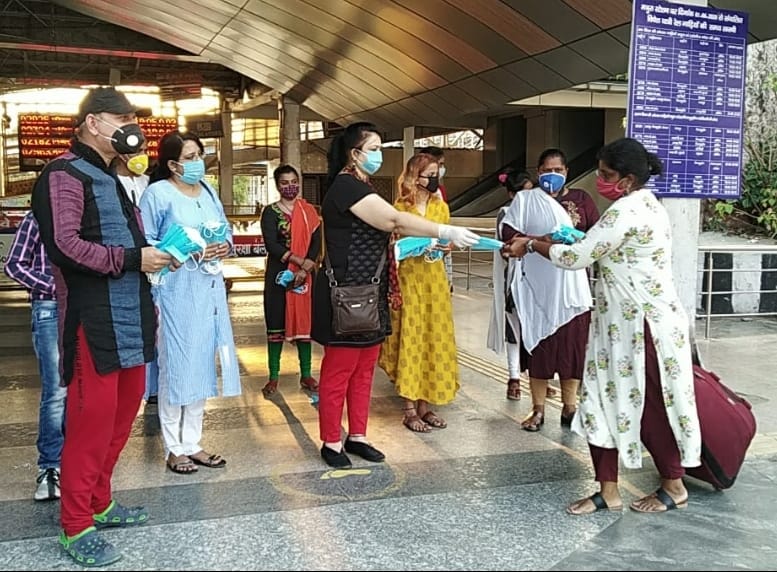 मथुरा जंक्शन रेलवे स्टेशन पर चला मास्क जागरूकता अभियान | New India Times