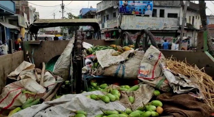 फेरी लगाने वाले गरीब फुटकर सब्जी एवं फल विक्रेताओं के ऊपर चला प्रशासन का डंडा | New India Times