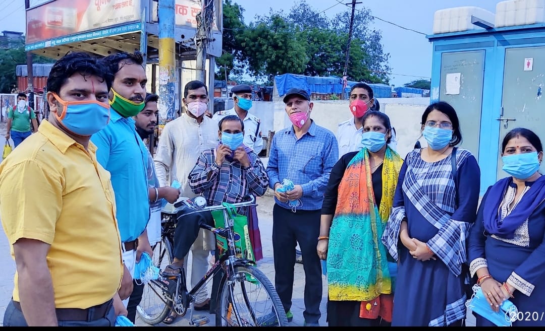 ब्रज यातायात एवं पर्यावरण जन जागरूकता समिति (रजि.) उत्तर प्रदेश की महिला टीम द्वारा चलाया गया मास्क जनजागरूकता अभियान | New India Times