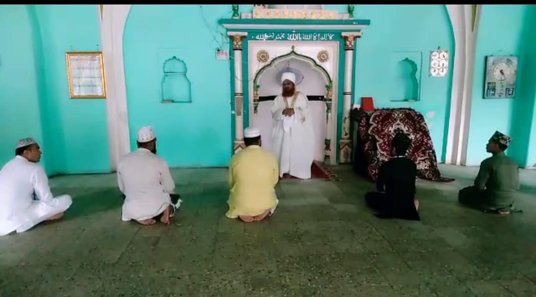 मस्जिदों और ईदगाहों में 5 लोगों ने पढ़ी नमाज, शेष मुस्लिम जनों ने घरों पर ही अदा की नमाज़ | New India Times