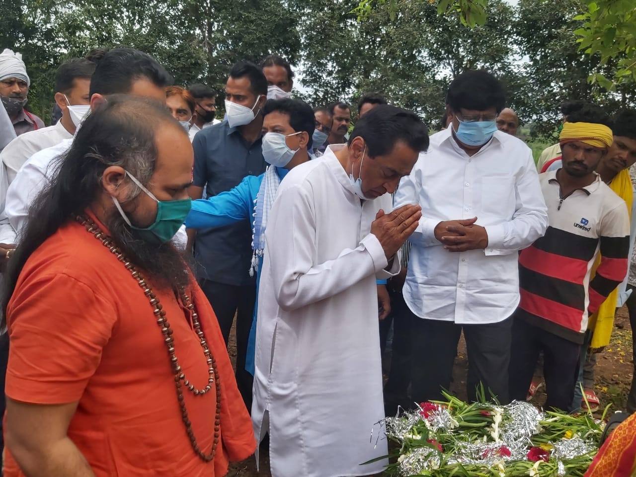 बट्टी परिवार के बीच पहुंचे नकुल- कमलनाथ, आदिवासी नेता की असमय मृत्यु पर जताया गहन शोक | New India Times
