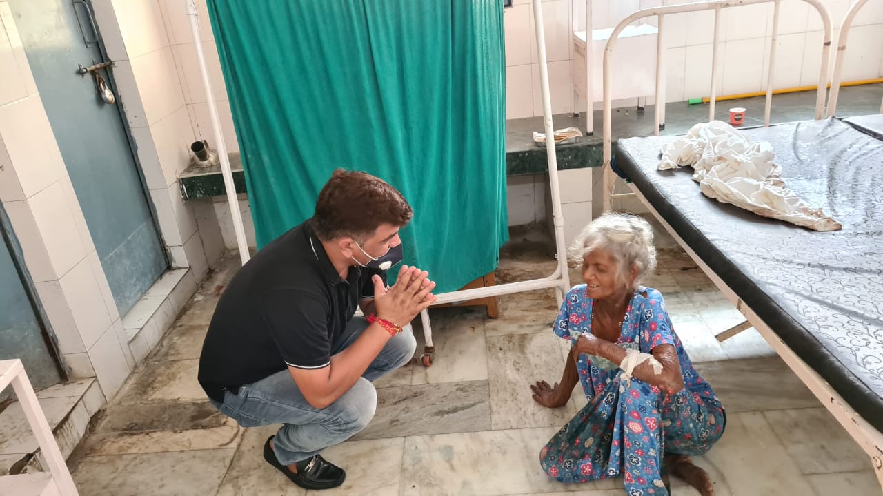 मुरादाबाद जिला अस्पताल के फर्श पर पड़ी बीमार बुजुर्ग महिला की सुध लेने वाला कोई नहीं, बुजुर्ग महिला को इस तरह देख सेवा करने पहुंचे समाजसेवी अनुपेंद्र | New India Times