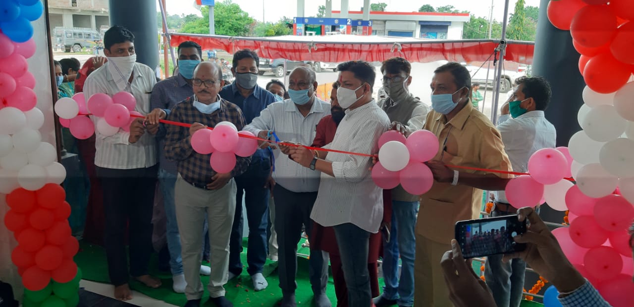 अलिराजपुर शहर में खुला पहला सुपरमार्केट, अतिथियों ने रिबन काट कर किया शुभारम्भ | New India Times
