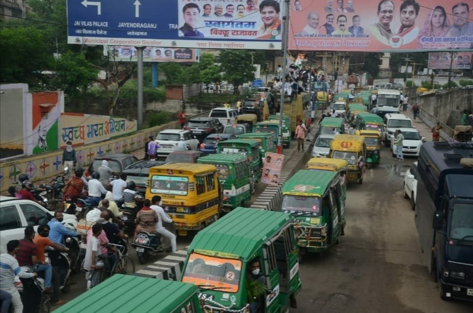 ग्वालियर शहर में हर तरफ ट्रैफिक जाम, राजनैतिक कार्यक्रमों के आयोजन से राहगीर हुए परेशान | New India Times