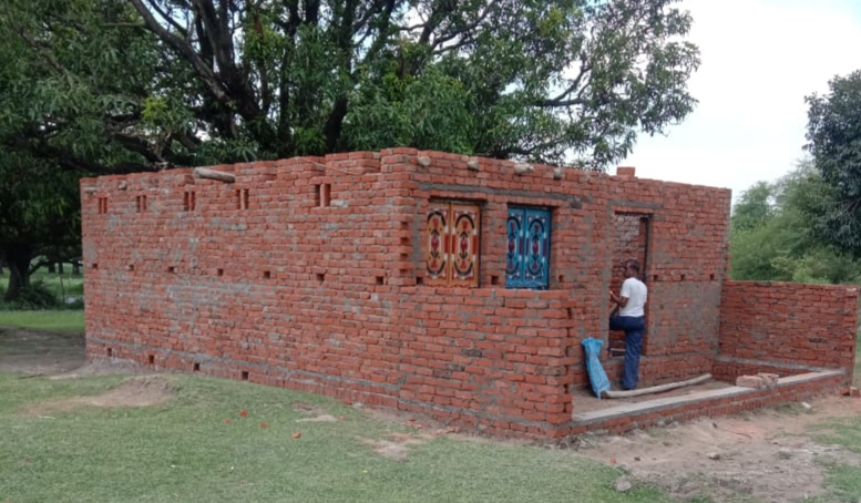 चकमार्ग पर बना दिया सामुदायिक शौचालय, सैकड़ों किसानों का रास्ता हुआ बन्द | New India Times