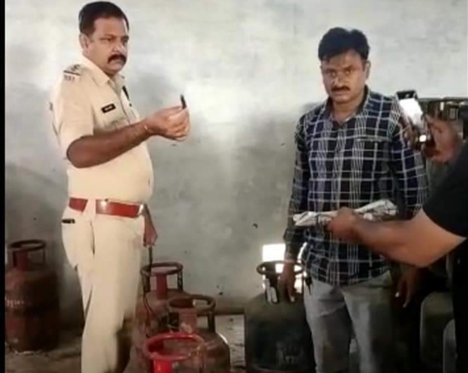 अवैध रुप से गैस निकालकर कम वजन का सिलेंडर बेचने वाले इण्डेन गोदाम का पुलिस ने किया पर्दाफाश | New India Times