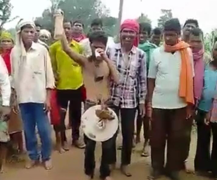 युवक की शराब की बुरी लत से परेशान गांव वालों ने निकाली रैली | New India Times