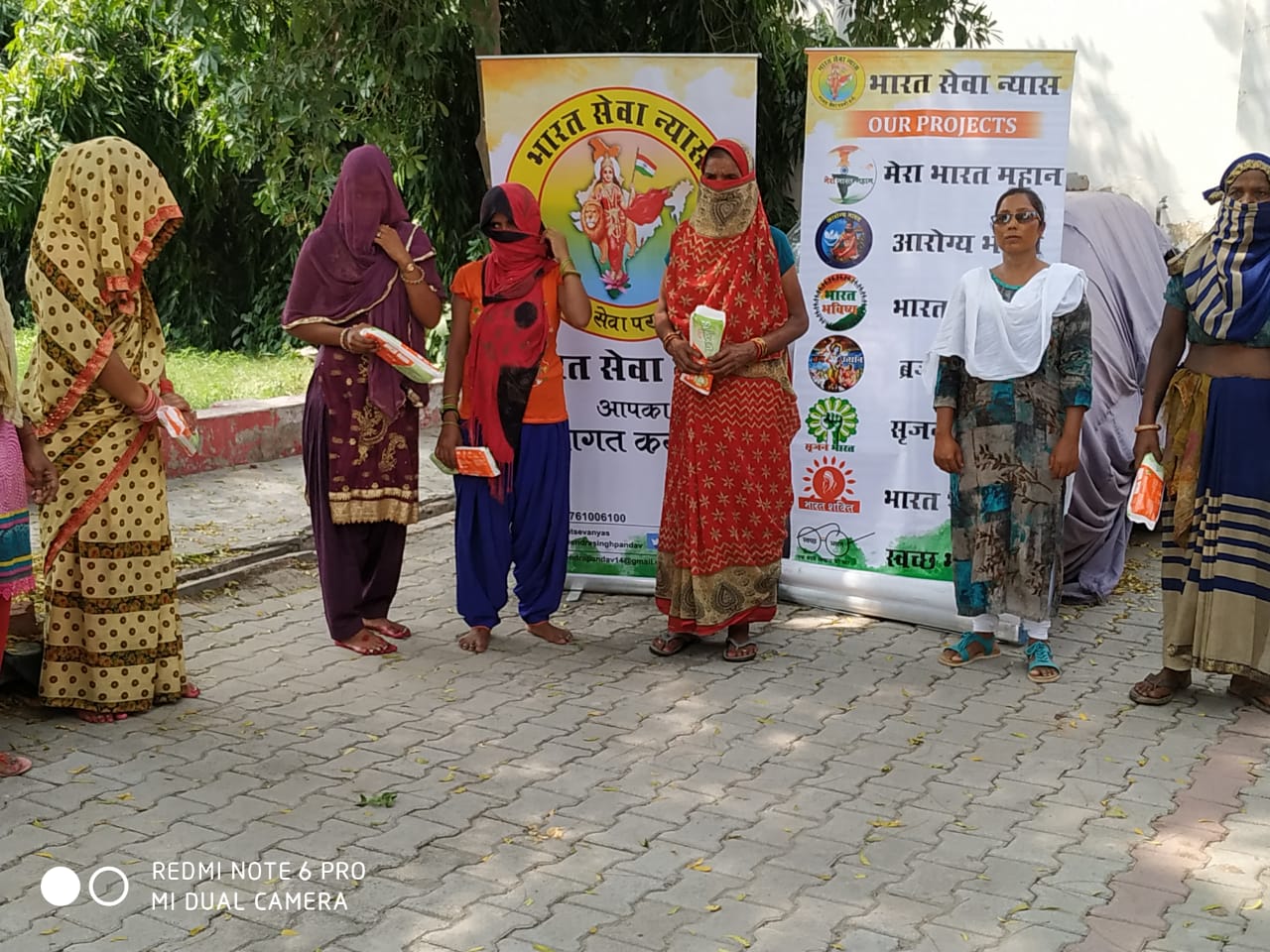 भारत सेवा न्यास ने अपने प्रकल्प 'भारत शक्ति, के माध्यम से गरीब महिलाओं को वितरित किये सेनेटरी पैड एवं मास्क और स्वच्छता से संबंधित दी जानकारियां | New India Times