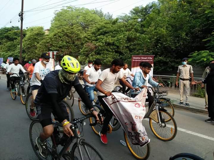 केन्द्र सरकार की साइकिल फ़ॉर चेंज मुहिम के तहत ग्वालियर स्मार्ट सिटी द्वारा साइकिल रैली को स्मार्ट सिटी CEO श्रीमती जयति सिंह ने हरी झंडी दिखा कर किया रवाना | New India Times