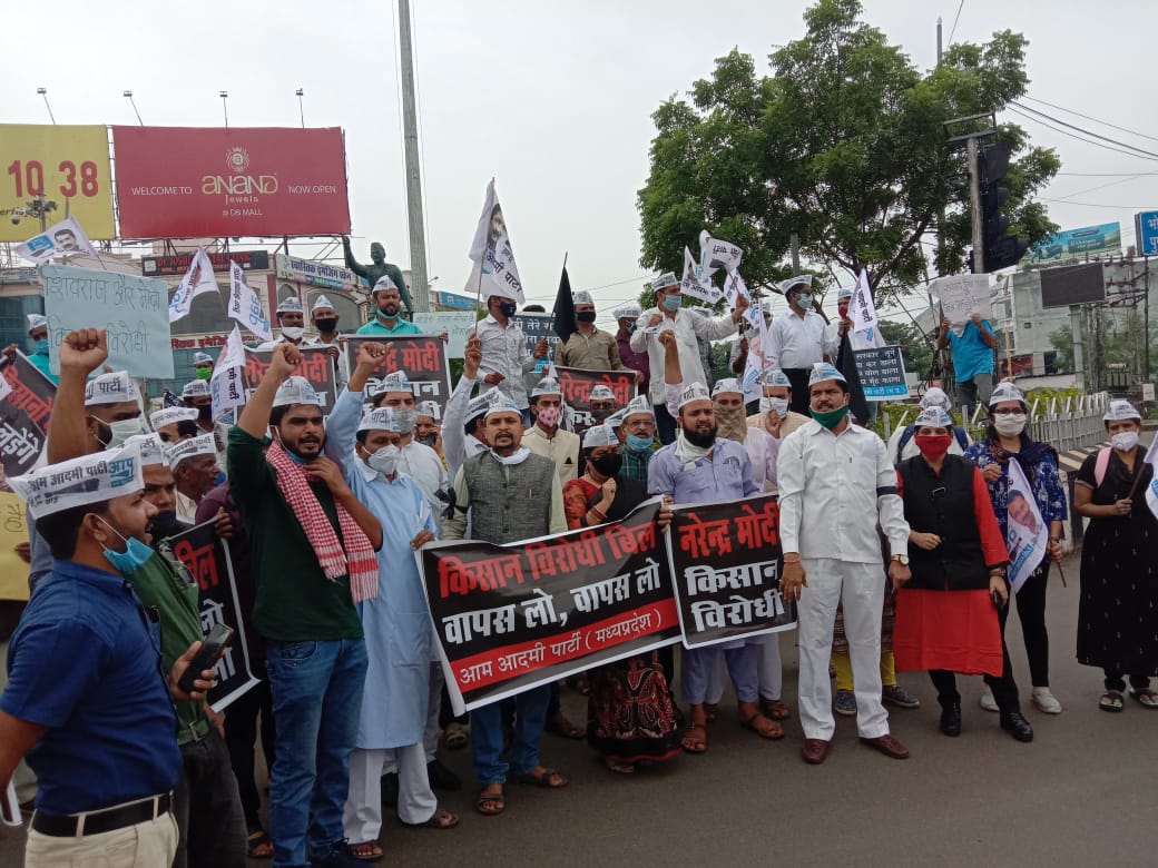 भोपाल के प्रभात चौराहे पर आम आदमी पार्टी के कार्यकर्ताओं ने कृषि बिल पास होने पर किया विरोध- प्रदर्शन | New India Times