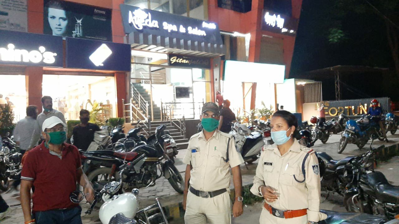 यातायात पुलिस ग्वालियर द्वारा शहर के विभिन्न क्षेत्रों में स्थित शॉपिंग कॉमप्लेक्स शोरूम की बेसमेंट पार्किंग को किया गया चेक | New India Times