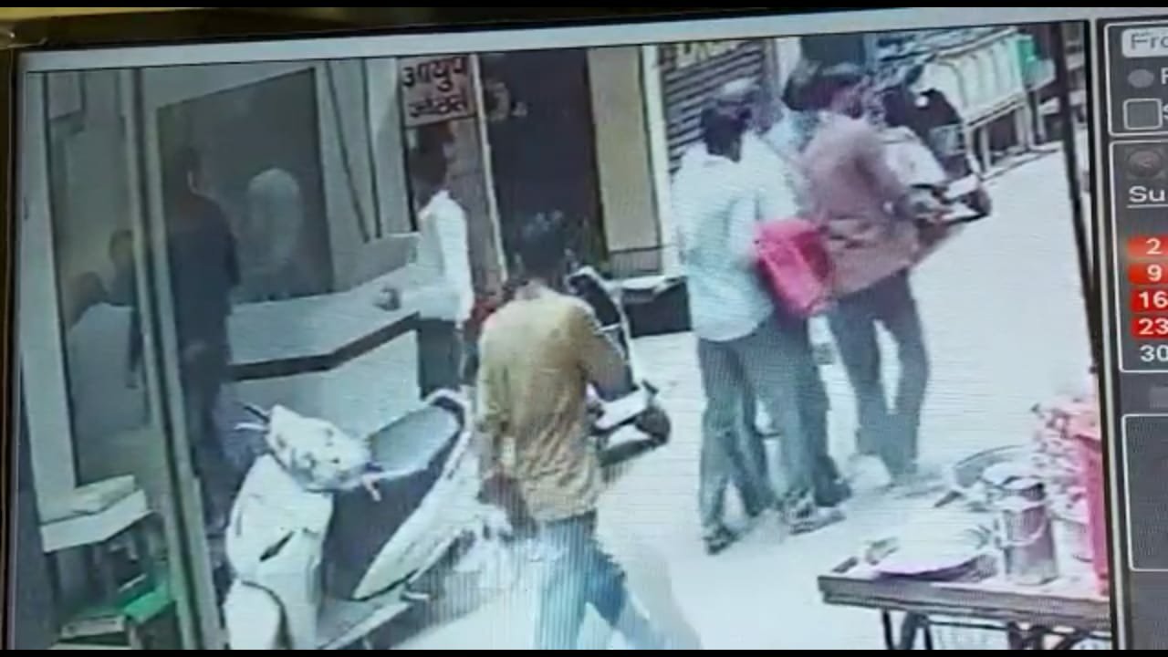 हापुड़ में लूट की वारदात को अंजाम देने वाले तीन बदमाशों को सिविल लाइन पुलिस ने किया गिरफ्तार | New India Times