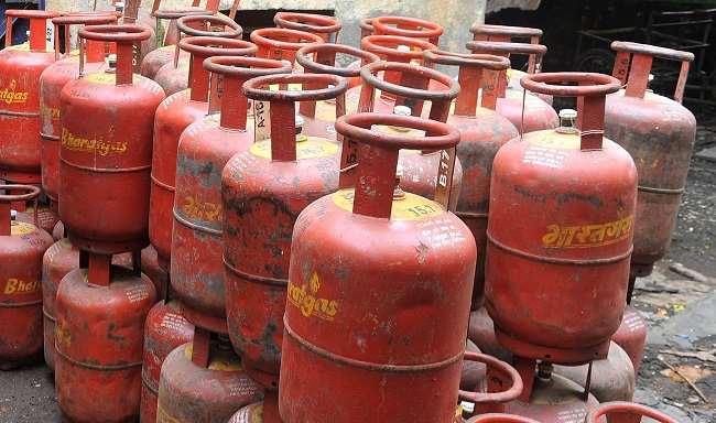खाद्य विभाग की टीम ने अवैध वितरण के लिये अवैध रूप से संग्रहित 116 व्यवसायिक गैस सिलेंडर वाहन सहित किया जब्त | New India Times