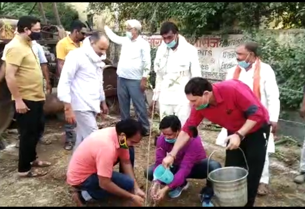 यमुना मिशन व ब्रज यातायात व पर्यावरण जनजागरूकता समिति के द्वारा क्षेत्र को प्रदूषण मुक्त करने के लिए किया गया वृक्षारोपण | New India Times