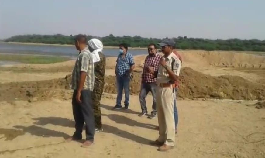 डबरा के बाबूपुर-केथोन्दा रेत घाट पर प्रशासन ने कार्रवाई करते हुए रेम्प को जेसीबी से तोड़ा | New India Times
