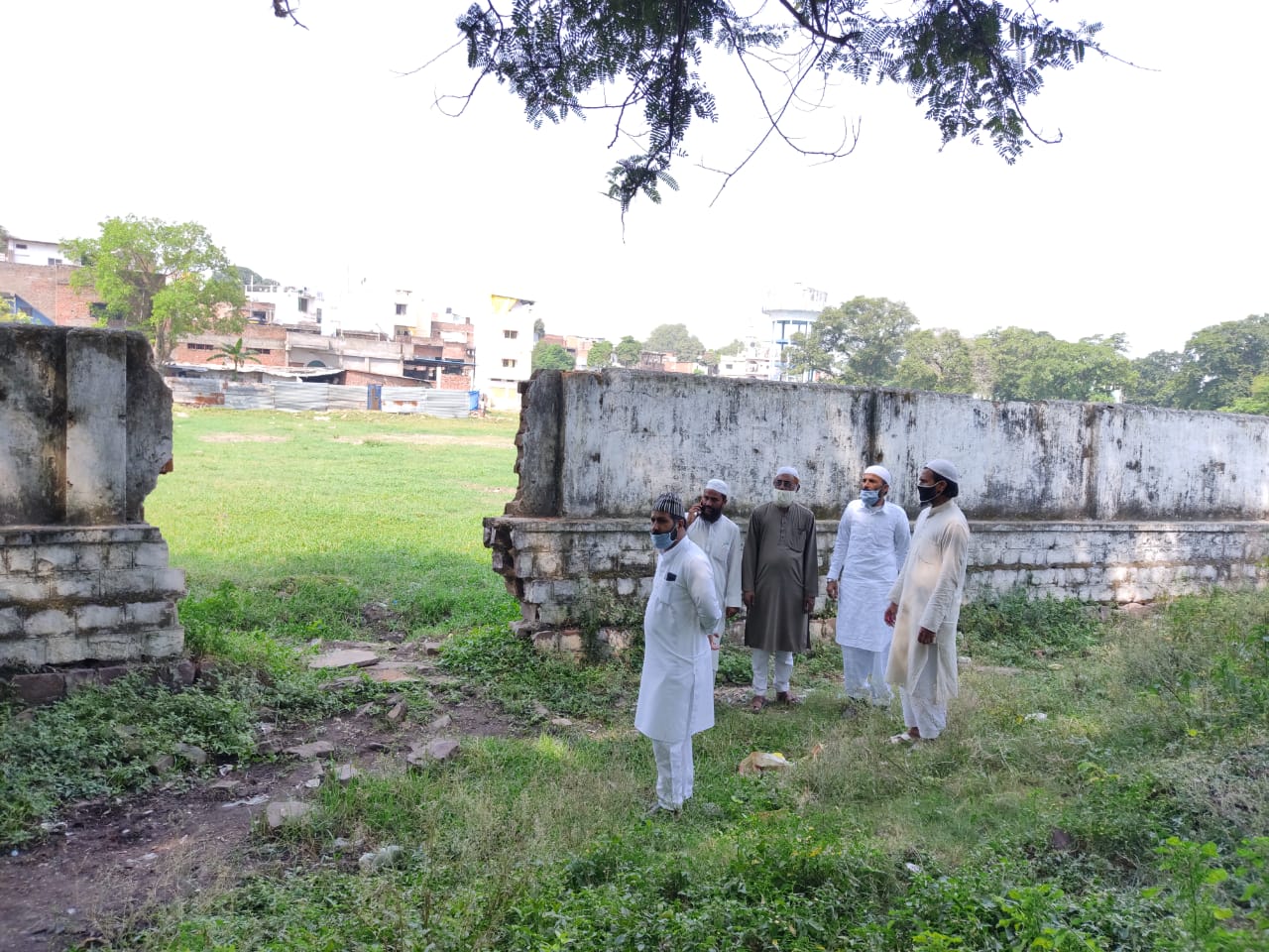 नगर निगम एवं वक़्फ़ बोर्ड नहीं ले रहा है कब्रिस्तानों की दुर्दशा का सुध | New India Times