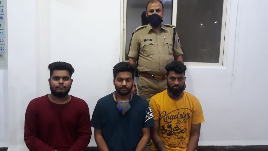 IPL का सट्टा खिलाने वाले तीन सटोरियों को पुलिस ने गिरफ्तार कर उनके कब्जे से 12 मोबाइल एवं 7833 रुपये कैश किया बरामद | New India Times
