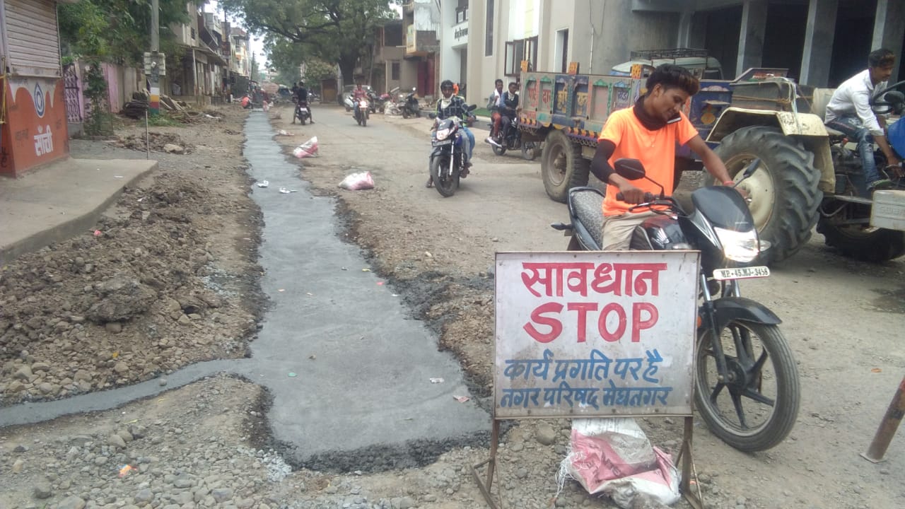 खबर का असर: खबर प्रकाशित होने के बाद मेघनगर में सड़क का कार्य हुआ शुरू, ठेकेदार की हिटलर शाही के समाचार प्रकाशित होने के बाद सड़क का कार्य है प्रगति पर | New India Times