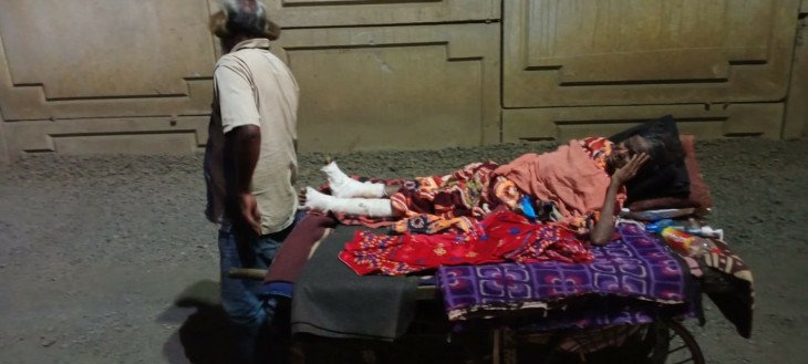 मानवता शर्मसार: जिला अस्पताल से महिला मरीज़ को जबरन डिस्चार्ज कर भगाया, पति हाथ ठेले पर ले जाने को हुआ मजबूर | New India Times