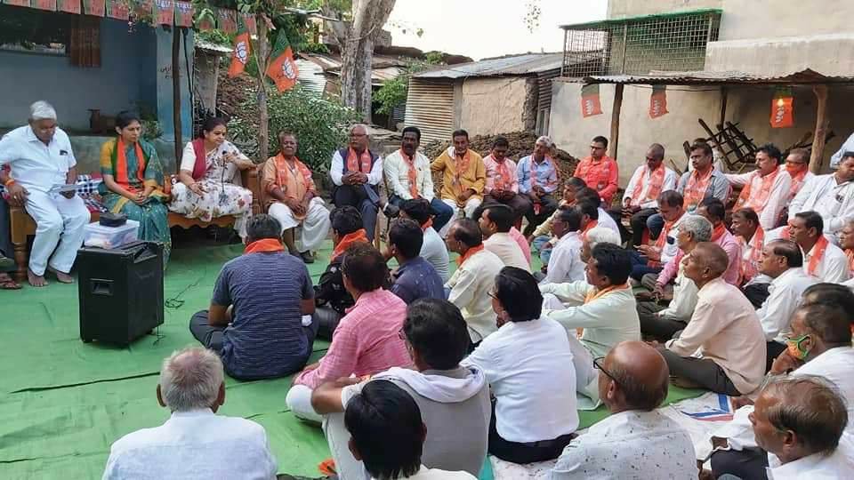 पूर्व मंत्री श्रीमती अर्चना चिटनिस एवं सांसद रक्षाताई खड़से ने नेपानगर विधानसभा के अनेक ग्रामों में नुक्कड़ सभा एवं बैठकों को किया संबोधित | New India Times