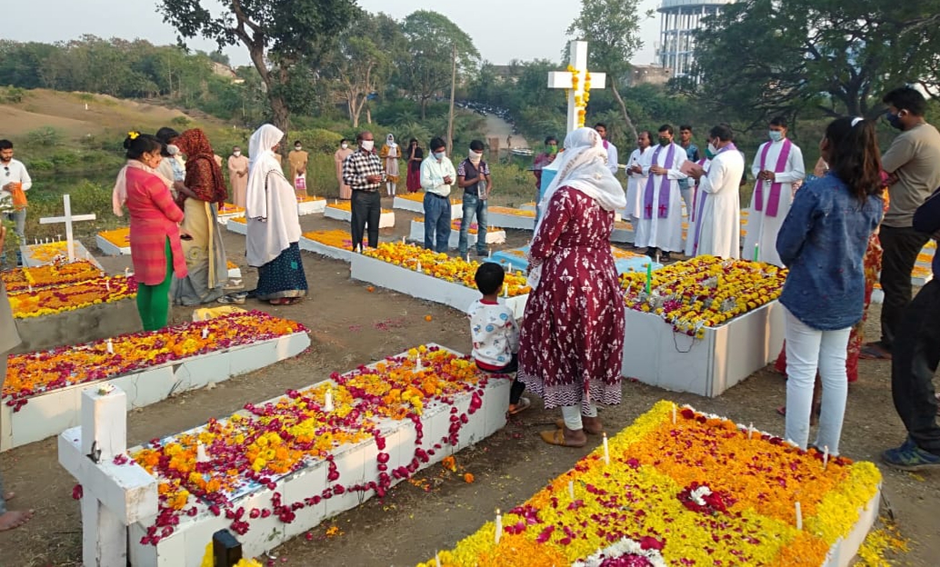 कैथोलिक ईसाई समाज ने मृत जनों को स्मरण कर दी श्रद्धांजली | New India Times