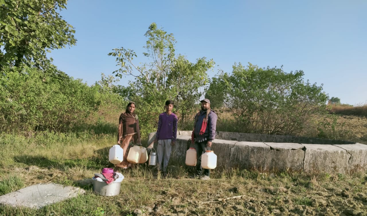 वार्ड नंबर 17 खजरी रोड में हो रही है पानी की समस्या, कुएं का गंदा मैला पानी पीने को क्षेत्रवासी हुए मजबूर | New India Times
