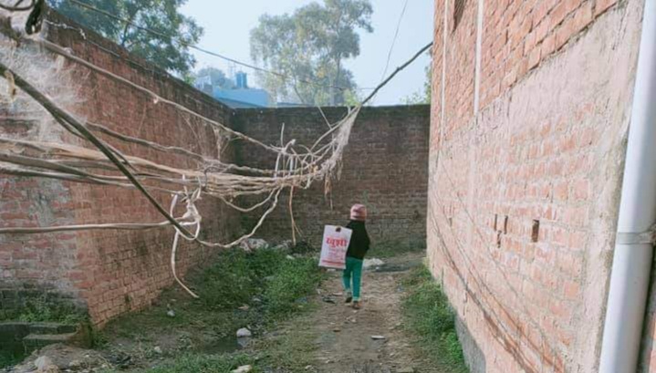 मौत के साए में जी रहे हैं मोहल्ले वासी और चैन की नींद आराम फरमा रहा है विद्युत विभाग | New India Times