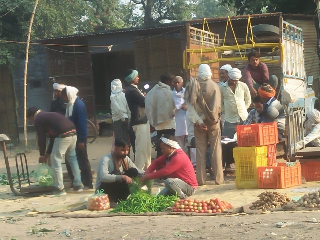 बाड़ी सब्जी मंडी में सोशल डिस्टेंसिंग की उड़ाई जा रही हैं धज्जियां | New India Times