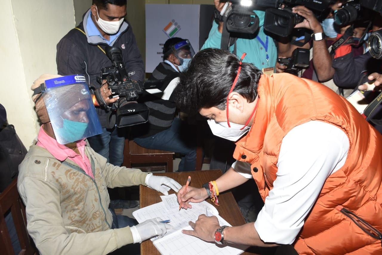 सांसद ज्योतिरादित्य सिंधिया ने ग्वालियर के एएमआई शिशु मंदिर मतदान केंद्र पर किया मतदान | New India Times