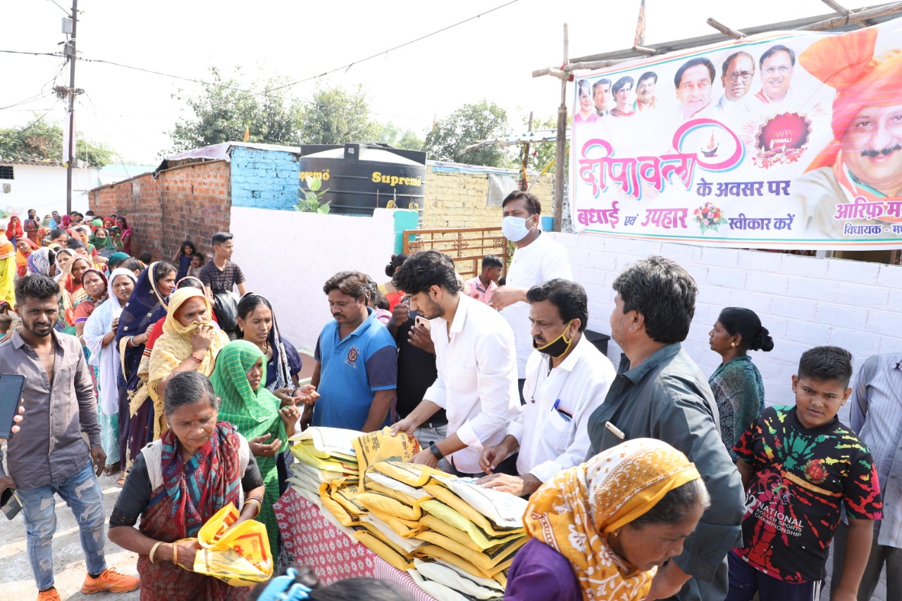 भोपाल के कांग्रेसी विधायक आरिफ मसूद ने अपने क्षेत्र के विभिन्न बस्तियों में 8,000 साड़ियां वितरित कर दी दीपावली की बधाई | New India Times