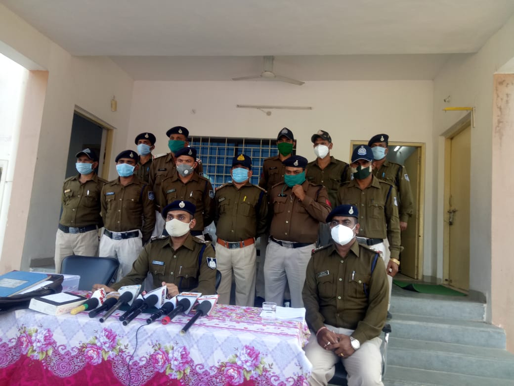 लूट की वारदात को अंजाम देने वाले लुटेरों का पर्दाफाश करते हुए पुलिस ने 5 आरोपियों को किया गिरफ्तार | New India Times