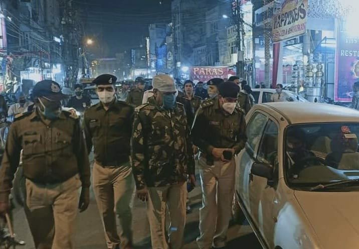 त्योहारों को देखते हुए पुलिस बल के साथ पुलिस अधीक्षक अमित संघी ने ट्रैफिक वयवस्था का लिया जायजा | New India Times