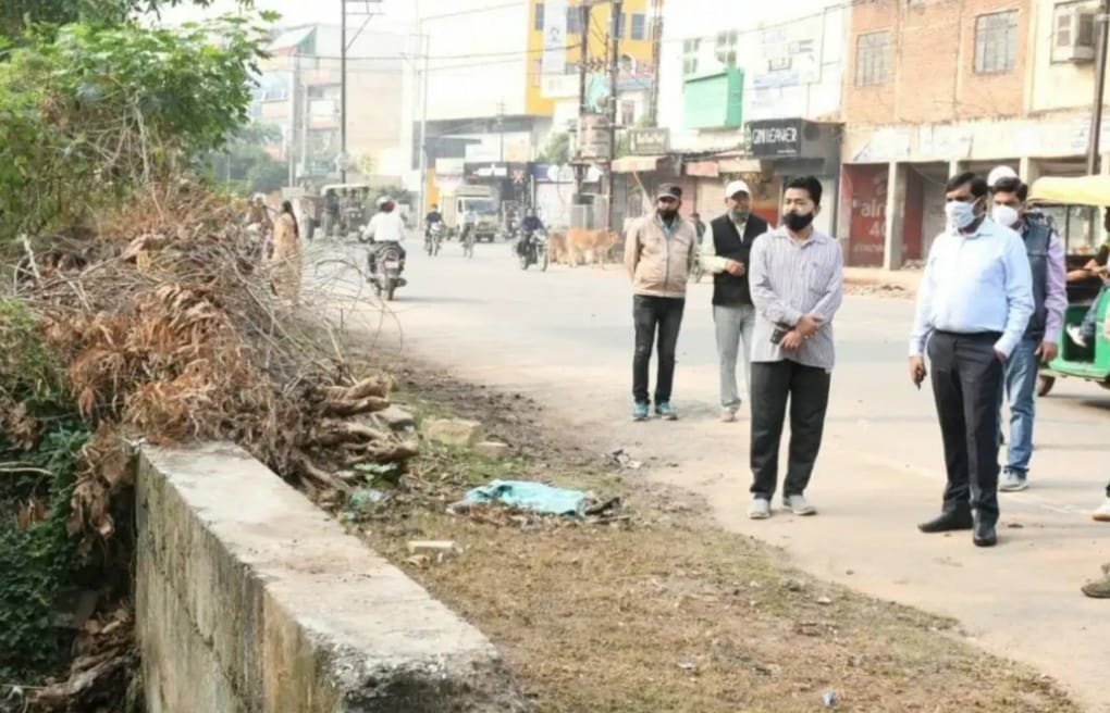 ग्वालियर में सफाई व्यवस्था चरमराई ताे कलेक्टर खुद सड़काें पर निकले, निगम अफसराें काे दिए निर्देश | New India Times