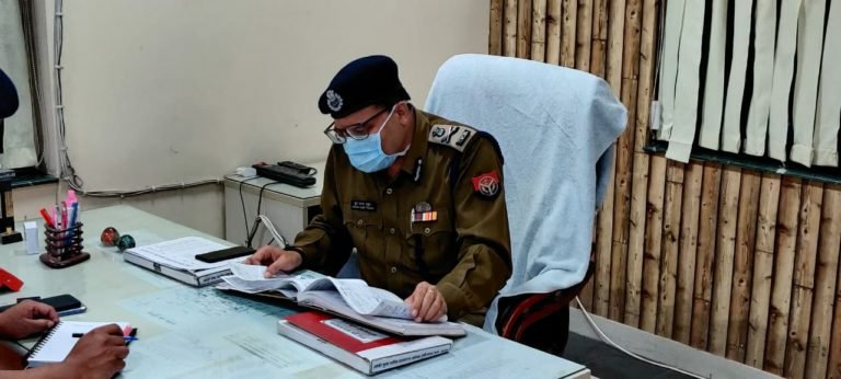 ठंड के मौसम में देर रात घर से निकले पुलिस कमिश्नर, हुसैनगंज और हजरतगंज थानों का औचक निरीक्षण कर दिये निर्देश | New India Times